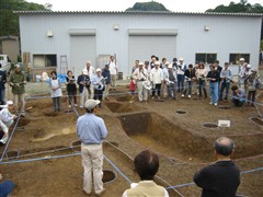 遺構の解説をしているようす