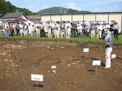 発掘現場で現地説明をしているようす