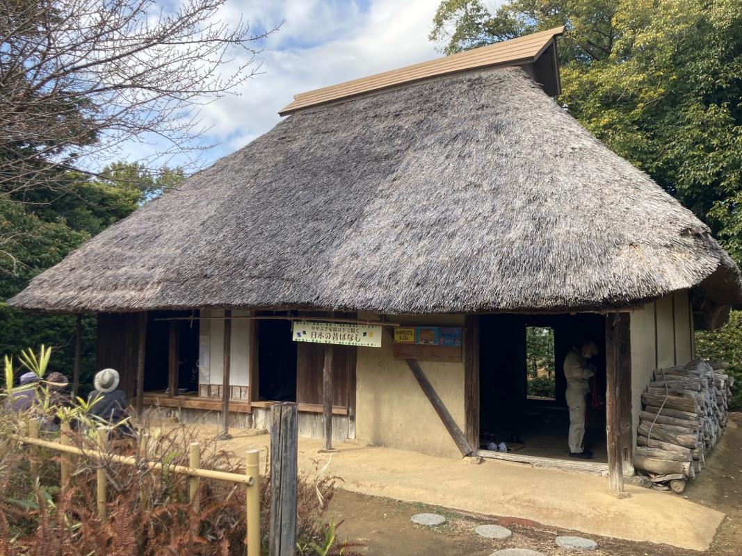 かやぶき屋根の下で聞く日本の昔ばなし