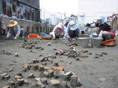 大量の土器が出土しているようす