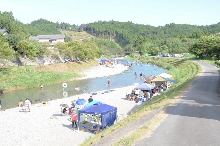 阿多古川で川遊びを楽しむ様子