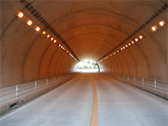写真：トンネル照明の例