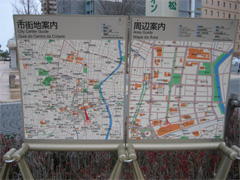写真：地図を付置した案内標識の例