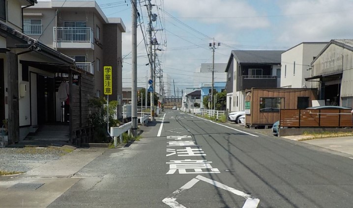 路面表示と注意喚起看板